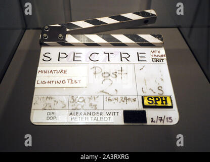 Foto muss Gutgeschrieben © Kate Grün/Alpha Presse 079965 17/11/2015 Klappe aus dem Film Gespenst an den Autos von Gespenst melden Sie die größte Sammlung von James Bond Fahrzeuge in der Welt an der Bond in Motion Ausstellung bei der London Film Museum, Covent Garden. Stockfoto