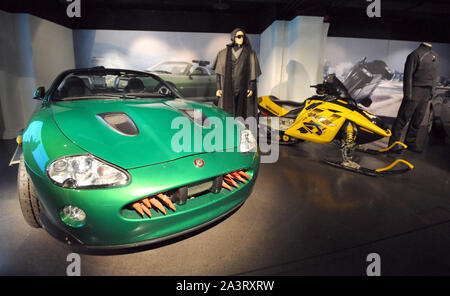 Foto muss Gutgeschrieben © Kate Grün/Alpha Presse 079965 17/11/2015 Jaguar XKR Auto und Bombardier Ski Doo Motorschlitten aus dem Film an einem anderen Tag an den Autos von Gespenst sterben melden Sie die größte Sammlung von James Bond Fahrzeuge in der Welt an der Bond in Motion Ausstellung bei der London Film Museum, Covent Garden. Stockfoto