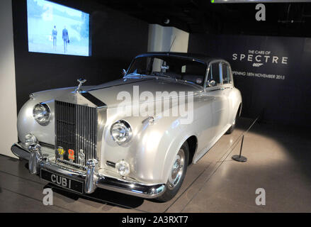 Foto muss Gutgeschrieben © Kate Grün/Alpha Presse 079965 17/11/2015 Rolls Royce Silver Cloud II aus dem Film im Hinblick auf eine an den Autos von Gespenst Töten melden Sie die größte Sammlung von James Bond Fahrzeuge in der Welt an der Bond in Motion Ausstellung bei der London Film Museum, Covent Garden. Stockfoto
