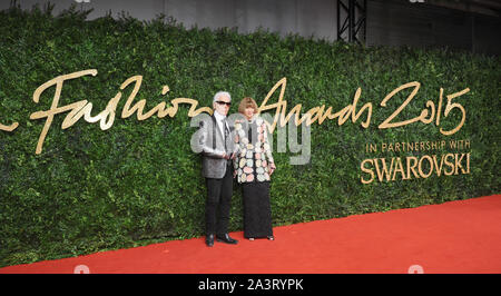 Foto muss Gutgeschrieben © Kate Grün/Alpha Presse 079965 23/11/2015 Karl Lagerfeld und Anna Wintour bei der British Fashion Awards 2015 Am Kolosseum in London statt. Stockfoto