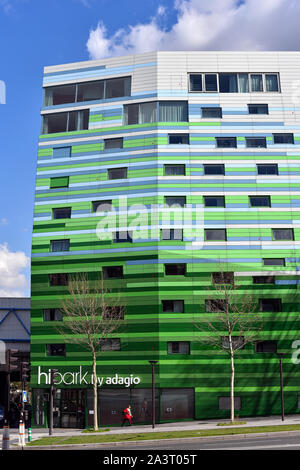 PARIS, Frankreich, 19. MÄRZ 2019: hipark von Adagio Paris La Villette ist ein modernes Hotel mit einem wunderbaren Farbverlauf von Grün design. Stockfoto