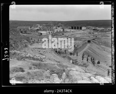 Tel. Deweir (lachisch). Camp Gebäude erzählen. Arbeitnehmer clearing Bereich unterhalb der flankierenden Wand Stockfoto