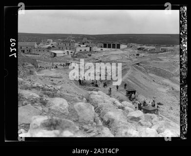 Tel. Deweir (lachisch). Camp Gebäude erzählen. Arbeitnehmer clearing Bereich unterhalb der flankierenden Wand Stockfoto