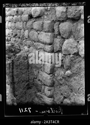 Tel. Deweir (lachisch). In der Nähe der Kreuzung zwischen Steinmauern der Jüdischen Palace - fort. Links: N. und ältere Teil, rechts: später S. Erweiterung Stockfoto