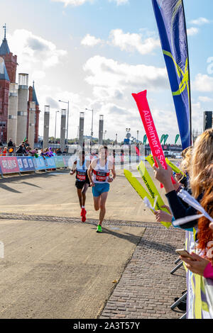 Cardiff Halbmarathon 2019: Läufer und Zuschauer Geld für Nächstenliebe an jährliche Veranstaltung rund um den walisischen Hauptstadt. Stockfoto