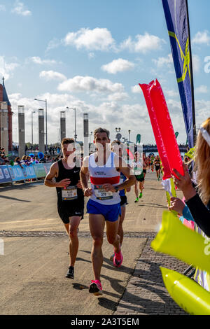 Cardiff Halbmarathon 2019: Läufer und Zuschauer Geld für Nächstenliebe an jährliche Veranstaltung rund um den walisischen Hauptstadt. Stockfoto