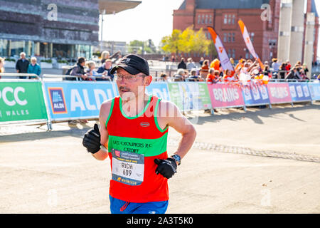 Cardiff Halbmarathon 2019: Läufer und Zuschauer Geld für Nächstenliebe an jährliche Veranstaltung rund um den walisischen Hauptstadt. Stockfoto