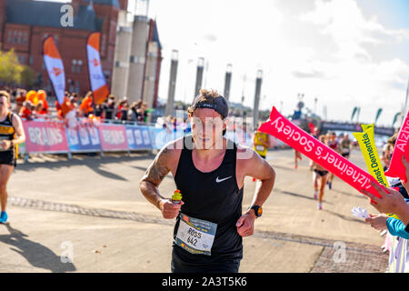 Cardiff Halbmarathon 2019: Läufer und Zuschauer Geld für Nächstenliebe an jährliche Veranstaltung rund um den walisischen Hauptstadt. Stockfoto