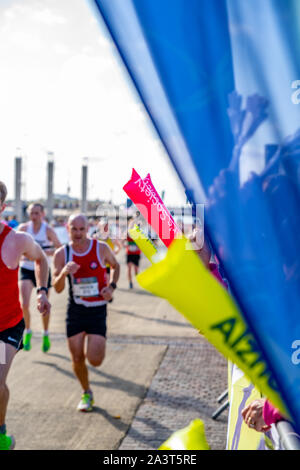 Cardiff Halbmarathon 2019: Läufer und Zuschauer Geld für Nächstenliebe an jährliche Veranstaltung rund um den walisischen Hauptstadt. Stockfoto