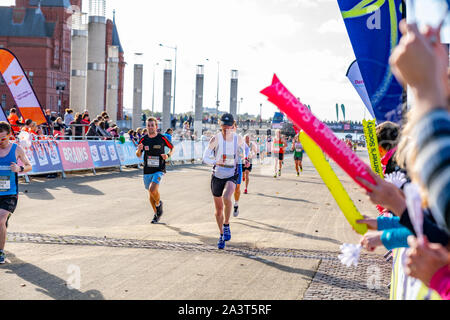 Cardiff Halbmarathon 2019: Läufer und Zuschauer Geld für Nächstenliebe an jährliche Veranstaltung rund um den walisischen Hauptstadt. Stockfoto