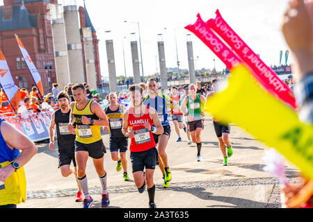 Cardiff Halbmarathon 2019: Läufer und Zuschauer Geld für Nächstenliebe an jährliche Veranstaltung rund um den walisischen Hauptstadt. Stockfoto