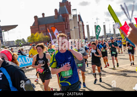 Cardiff Halbmarathon 2019: Läufer und Zuschauer Geld für Nächstenliebe an jährliche Veranstaltung rund um den walisischen Hauptstadt. Stockfoto