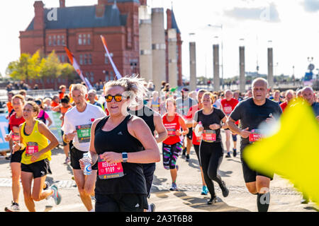 Cardiff Halbmarathon 2019: Läufer und Zuschauer Geld für Nächstenliebe an jährliche Veranstaltung rund um den walisischen Hauptstadt. Stockfoto