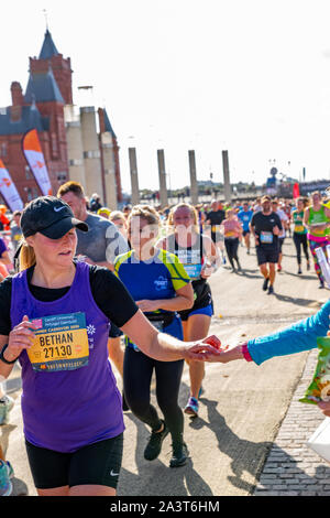 Cardiff Halbmarathon 2019: Läufer und Zuschauer Geld für Nächstenliebe an jährliche Veranstaltung rund um den walisischen Hauptstadt. Stockfoto