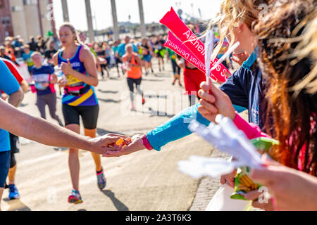 Cardiff Halbmarathon 2019: Läufer und Zuschauer Geld für Nächstenliebe an jährliche Veranstaltung rund um den walisischen Hauptstadt. Stockfoto