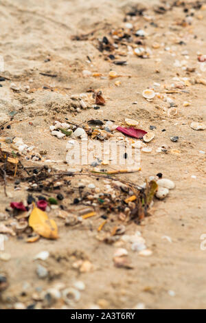 Verschüttete Müll am Strand der großen Stadt. Verschmutzte Meer Sandstrand. Umweltverschmutzung. Ökologisches problem. Hohe Blickwinkel betrachten. Stockfoto