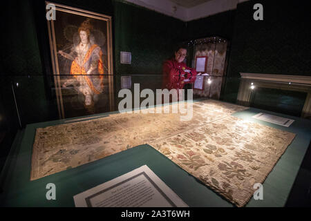 Zustand Apartment Warder Emma Kell betrachtet die Bacton Altar Tuch, das, nach einer dreijährigen Conservation Project von Historischen Königlichen Paläste, Experten jetzt gebildet Glauben Teil eines Kleid getragen von Elizabeth I, bevor es auf der Hampton Court Palace in SW London geht. Stockfoto