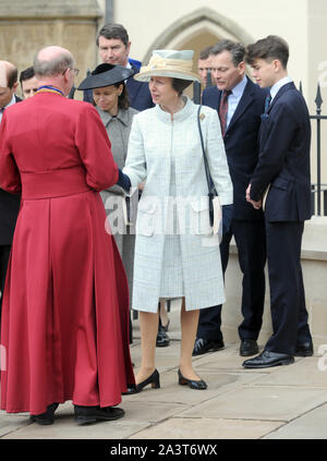 Foto © gutgeschrieben werden muss Kate Grün/Alpha Presse 079671 05/04/2015 Dekan von Windsor Rt Revd David Conner, Prinzessin Anne, Lady Sarah Chatto und Daniel Chatto an einem Ostersonntag Gottesdienst in der St. George's Chapel, Windsor Castle statt Stockfoto