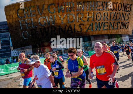 Cardiff Halbmarathon 2019: Läufer und Zuschauer Geld für Nächstenliebe an jährliche Veranstaltung rund um den walisischen Hauptstadt. Stockfoto