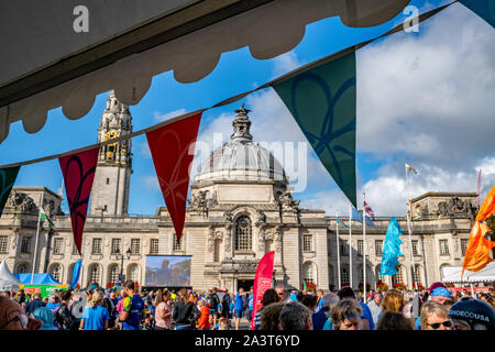 Cardiff Halbmarathon 2019: Läufer und Zuschauer Geld für Nächstenliebe an jährliche Veranstaltung rund um den walisischen Hauptstadt. Stockfoto