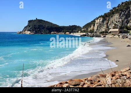 Strand Malpasso - La Spezia - Ligurien - Italien Noli, finale Ferienwohnungen Ligurien, Ferienhäuser Ligurien, Ferienwohnung Ligurien, Frühling, Wellen, leer, Rex-Beach, Urlaub, der Strand ist sehr sauber und das Wasser ist Stockfoto