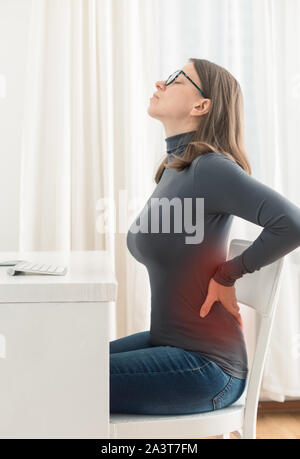 Rückenschmerzen von der Arbeit am Computer. Stockfoto