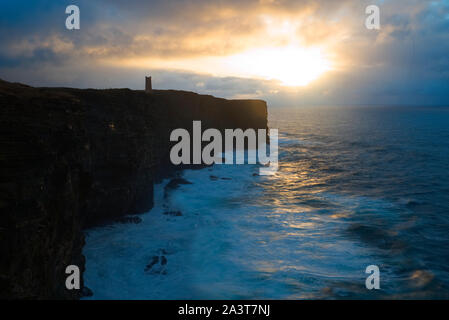 Dramatische winter Licht bei Marwick Kopf, Orkney Isles Stockfoto