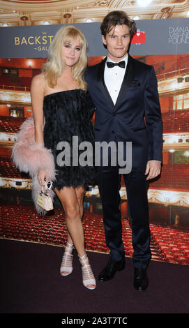 Foto muss Gutgeschrieben © Kate Grün/Alpha Presse 079687 17/04/2015 Pixie Lott und Freund Oliver Cheshire die Backstage Gala London Coliseum Stockfoto