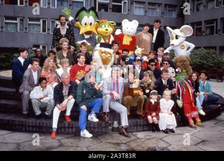 Foto muss Gutgeschrieben © Alpha Presse 010306 02/04/1991 Vordere Reihe L-R, Geoffrey Hayes, Bill Oddie, Rolf Harris, Tommy Boyd, Michaela Strachan, Keith Chegwin, Grotbags Carol Lee Scott, Julia Sawalha, Dexter Fletcher. Mittlere Reihe L-R, Andrea Boardman, Evette Fielding, Neil Buchanan, Womble, Andrew Andy Kran, Rainbow Bungle, Gefahr Maus. Hintere Reihe L-R Spielleiter Treguard Hugo Myatt, Graf Duckula, Rupert der Bär. Kinder ITV Moderatoren Photocall in London Stockfoto