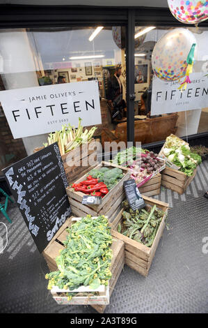 Foto muss Gutgeschrieben © Kate Grün/Alpha Presse 076006 30/04/2015 Jamie Oliver 15 Restaurant Pop Up an der alten Straße Kreisverkehr in London werden in der Feier von 15 zum 13. Geburtstag Stockfoto