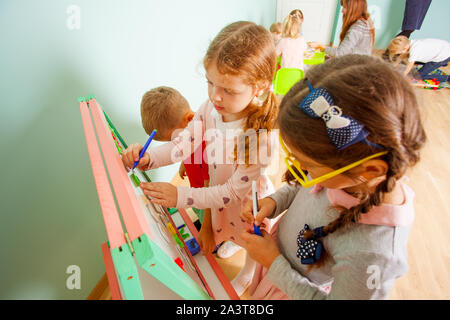 Kinder verschiedenen Alters die mathematische Probleme lösen Stockfoto