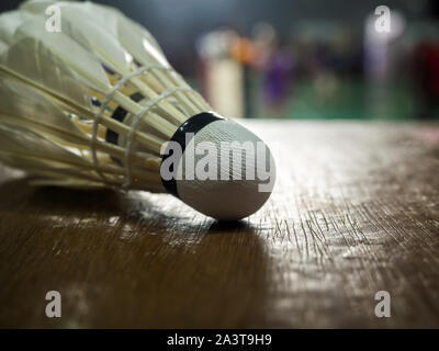Closeup Schuß des Weißen badminton Federball auf Parkettboden. Stockfoto