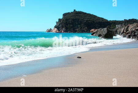 Strand Malpasso - La Spezia - Ligurien - Italien Noli, finale Ferienwohnungen Ligurien, Ferienhäuser Ligurien, Ferienwohnung Ligurien, Frühling, Wellen, leer, Rex-Beach, Urlaub, der Strand ist sehr sauber und das Wasser ist Stockfoto