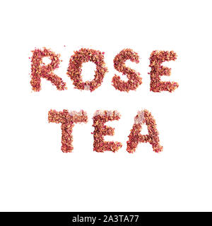 Essen und Typografie. Rose Kaffee Phrase aus Losen getrockneten Rosenblättern dekoriert. Gesunde natürliche trinken. Buchstaben auf weißem Hintergrund. Stockfoto