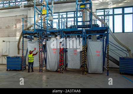 Straz pod Ralskem, Tschechische Republik. 10 Okt, 2019. Praktik System Unternehmen gestartet modernisierte Linie für die Verarbeitung von Kühlanlagen in Straz pod Ralskem, Region Liberec, Tschechische Republik, am Donnerstag, den 10. Oktober 2019. Credit: Radek Petrásek/CTK Photo/Alamy leben Nachrichten Stockfoto