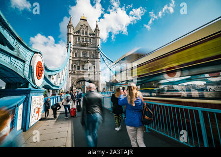 Bewegung verschwommener Verkehr an der Tower Bridge in London Stockfoto