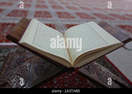 Der Qur'an einem Stand aus Holz in der Moschee. Koran ist das heilige Buch der Religion des Islam Stockfoto