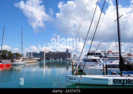 Sonnigen Tag am Viaduct Basin in den Hafen von Auckland. Stockfoto