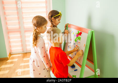 Kinder in der Kindertagesstätte. Intellektuelle Spiele für Kinder Stockfoto