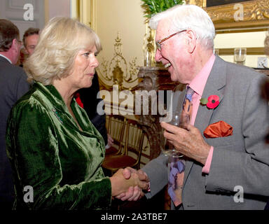 Foto muss Gutgeschrieben © Alpha Presse 073074 09/11/2010 Camilla, Herzogin von Cornwall mit Val Doonican bei einem Besuch der irischen Botschaft, Grosvenor Place, London Stockfoto