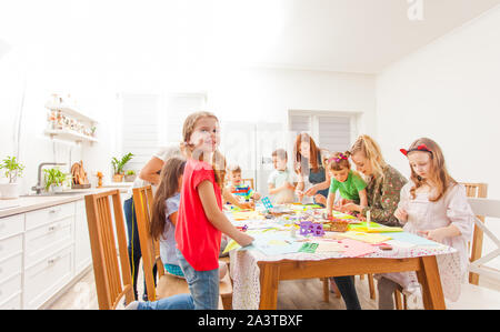 Kreative Projekte mit Kindern zu Hause oder in der Schule. Kunst kreative Klasse Stockfoto