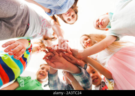 Setzen Gruppe von Kindern ihre Hände zusammen. Teamwork Konzept Stockfoto