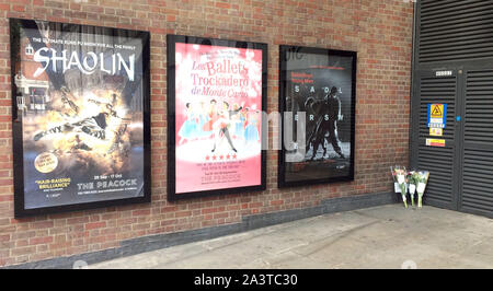 Foto © gutgeschrieben werden Alpha Presse 066465 10/08/2015 Floral Tribute sind außerhalb der Bühne Tür in Sadler's Wells Theatre in Islington, nördlich von London für Tänzer Jonathan Ollivier, die in einem Motorradunfall gestorben ist. Stockfoto