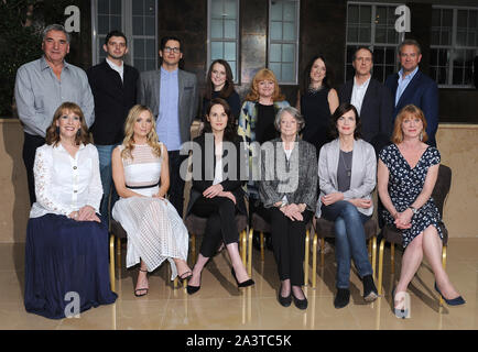 Foto muss Gutgeschrieben © Jeff Spicer/Alpha Presse 079858 13/08/2015 Cast hintere Reihe, Jim Carter, Michael Fuchs, Rob James Collier, Sophie McShera, Lesley, Nicol, Raquel Cassidy, Kevin Doyle und Hugh Bonneville. Vordere Reihe, Phyllis Logan, Joanne Froggatt, Michelle Dockery, Maggie Smith, Elizabeth McGovern und Samantha Bond Downton Abtei Pressevorstellung statt im Mayfair Hotel in London Stockfoto