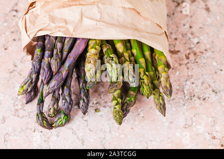 Draufsicht der Bündel frische Spargelspitzen Stockfoto