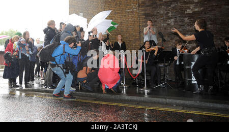 Foto muss Gutgeschrieben © Alpha Presse 078237 26/08/2015 Charlotte Church bei Shell HQ in London gegen Arktis bohren zu protestieren. Sie führte eine besondere Darbietung von Requiem für Arktische Eis neben Unterstützung string Musiker leben. Die Veranstaltung ist Teil der von Greenpeace Monat langfristig von Titanic themed orchestrale Proteste gegen Arktis Bohren außerhalb des Büros von Shell auf der South Bank in London. Stockfoto