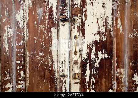 Alter Schrank mit Gecrackten bemalten Türen, Textur von verwitterten Risse im Lack Stockfoto