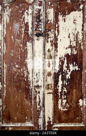 Alter Schrank mit Gecrackten bemalten Türen, Textur von verwitterten Risse im Lack Stockfoto
