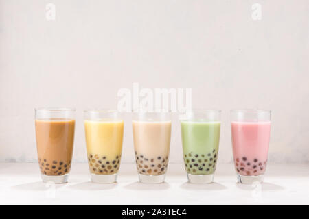 Reihe von frischem boba Bubble Tea Gläser auf weißem Hintergrund. Stockfoto