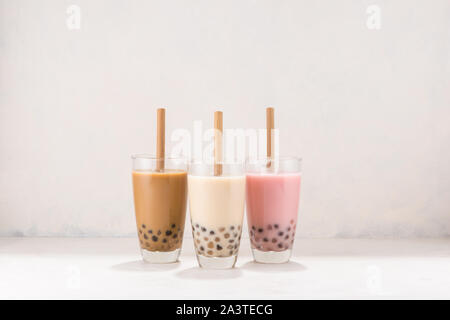 Verschiedene Bubble Tea in Gläsern mit Getränk Strohhalme auf weißem Hintergrund Stockfoto